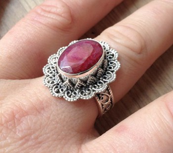 Zilveren edelsteen ring met Robijn in bewerkte setting 19 mm